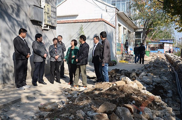 )市老齡辦主任李勇(左1)一行實地查看了雕崖村自來水鋪設(shè)和戶戶通工程進(jìn)展情況。