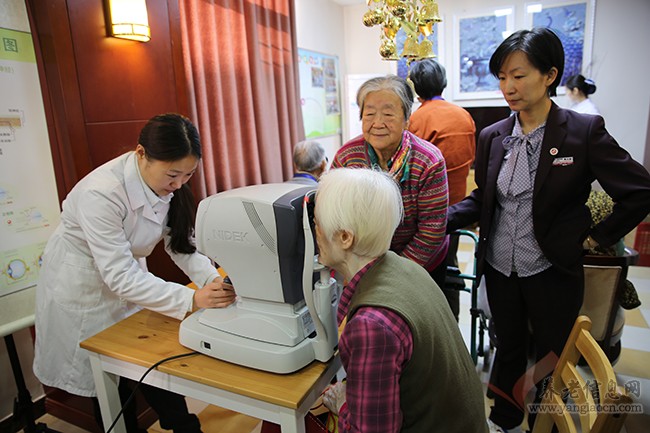  九九重陽慈善助老   白衣天使愛心義診  醫(yī)務(wù)人員為天津市南開區(qū)養(yǎng)老中心老人免費篩查白內(nèi)障