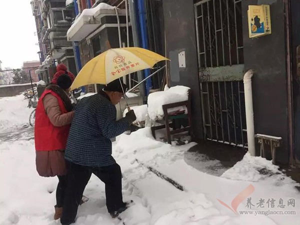 掃雪暖心一幕——八旬老人暴雪天獨自出門，志愿者將其護送回家