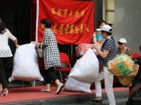 西安市未央慈善志愿者開(kāi)展“廢舊衣物一張紙，節(jié)儉環(huán)保獻(xiàn)愛(ài)心” 活動(dòng)，引來(lái)愛(ài)心如潮