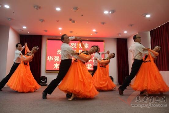 載歌載舞歡樂多——深圳福田區(qū)華強(qiáng)北街道老年協(xié)會(huì)到老人頤養(yǎng)院慰問演出