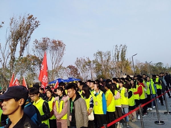 西安市鄠邑區(qū)數(shù)千中老年人渼陂湖畔健步走