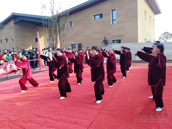 西安市鄠邑區(qū)數(shù)千中老年人渼陂湖畔健步走