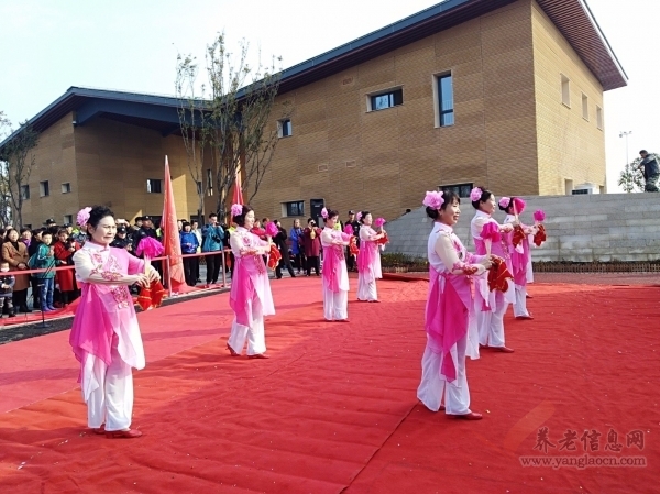 西安市鄠邑區(qū)數(shù)千中老年人渼陂湖畔健步走