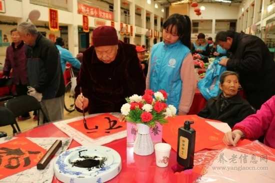 捏泥人、寫書法嘍！——北京市大興區(qū)福提園養(yǎng)老院