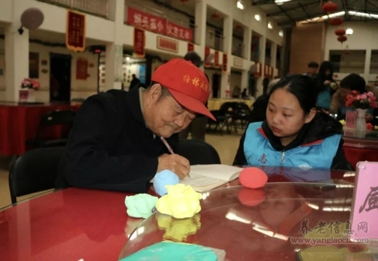 捏泥人、寫書法嘍！——北京市大興區(qū)福提園養(yǎng)老院