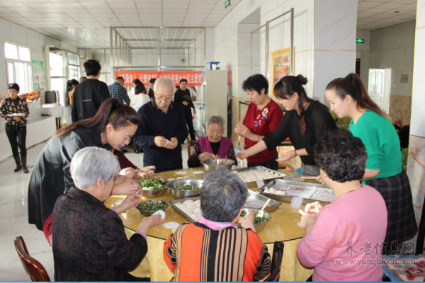 內(nèi)蒙古 | 新春走基層：秀水社區(qū)干部陪孤寡老人包餃子提前過大年