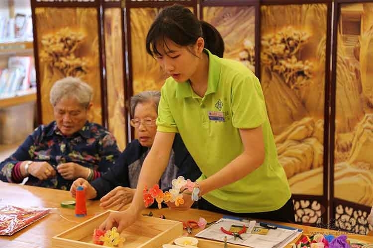 針線串珠手中過，和樂歡喜心里留