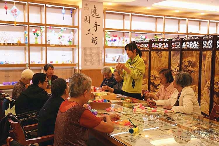 針線串珠手中過，和樂歡喜心里留