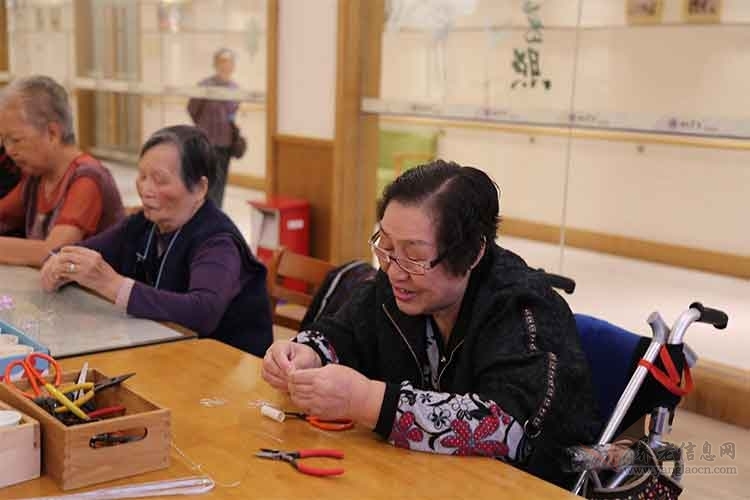 針線串珠手中過，和樂歡喜心里留