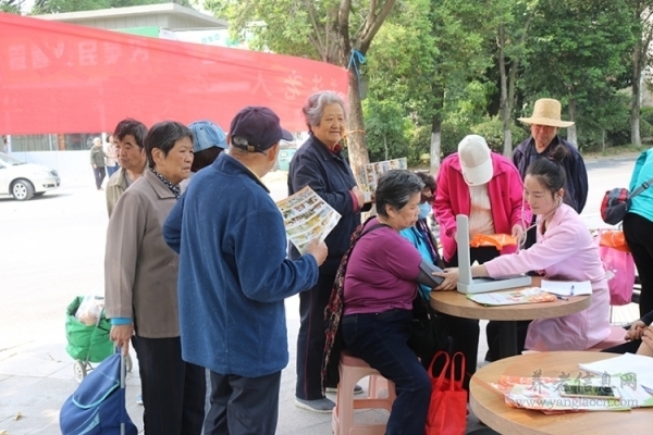 久怡健康中心走進(jìn)管道社區(qū)義診