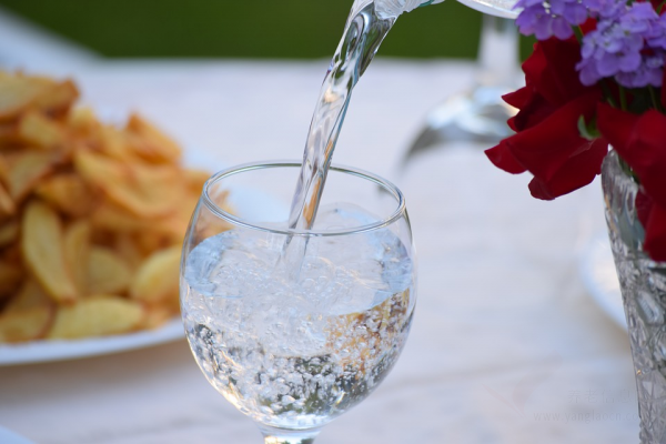 解暑喝冰水或熱水？飲用水溫最好接近體溫