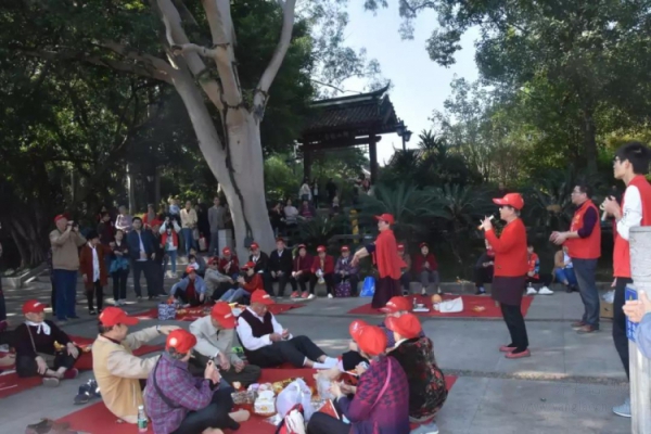 走進西湖公園，TA們就自成一景