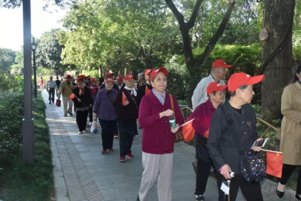 走進西湖公園，TA們就自成一景