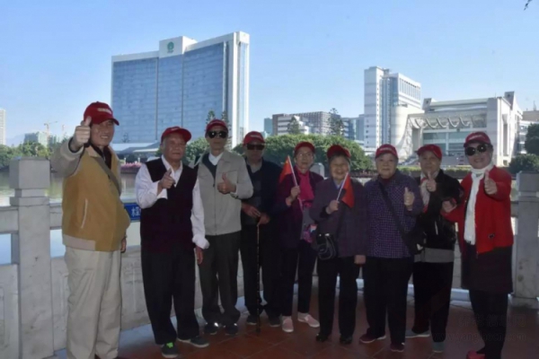 走進西湖公園，TA們就自成一景