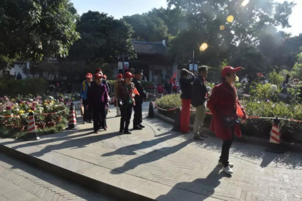 走進西湖公園，TA們就自成一景