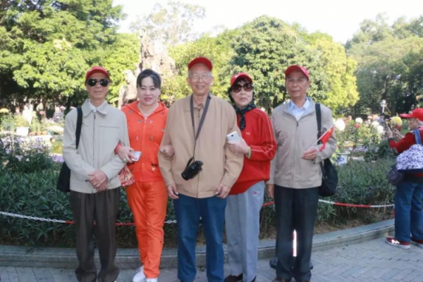 走進西湖公園，TA們就自成一景