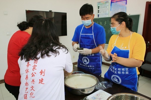 天津?yàn)I海：幸福社區(qū)舉辦 “創(chuàng)文防疫愛衛(wèi)”包粽子活動