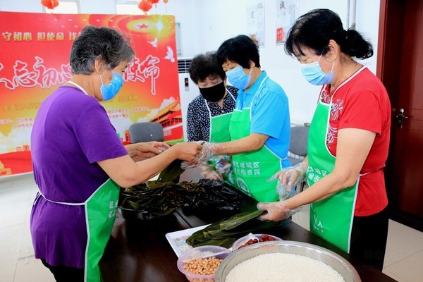 天津?yàn)I海：幸福社區(qū)舉辦 “創(chuàng)文防疫愛衛(wèi)”包粽子活動