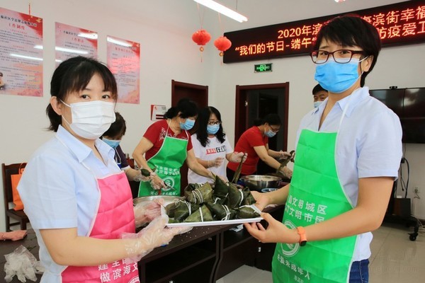 天津?yàn)I海：幸福社區(qū)舉辦 “創(chuàng)文防疫愛衛(wèi)”包粽子活動