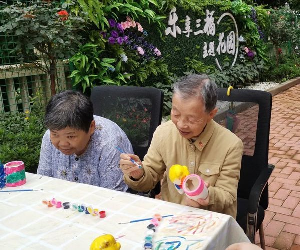 重慶市三福利院：藝術(shù)治療走進(jìn)半失能失智老人的生活