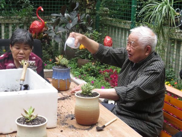 重慶市三福利院：藝術(shù)治療走進(jìn)半失能失智老人的生活