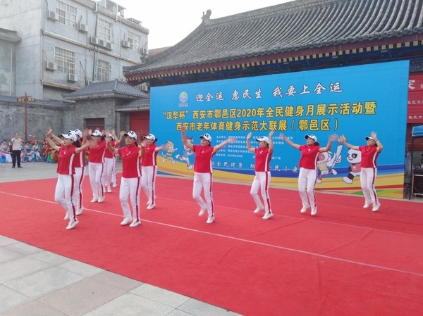 西安市鄠邑區(qū)數(shù)百中老年婦女跳起來(lái)、舞起來(lái) 以實(shí)際行動(dòng) 喜迎十四運(yùn)