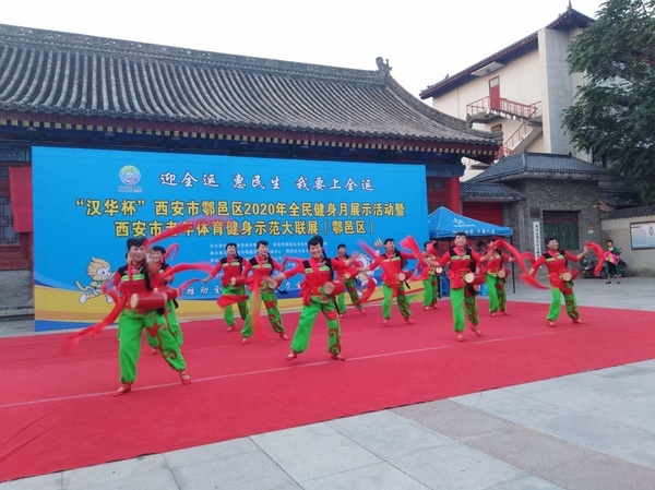 西安市鄠邑區(qū)數(shù)百中老年婦女跳起來(lái)、舞起來(lái) 以實(shí)際行動(dòng) 喜迎十四運(yùn)