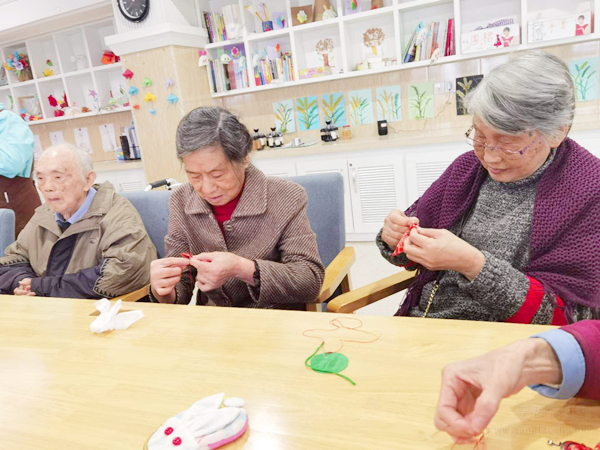 重陽將至，成都金牛區(qū)養(yǎng)老院一暄康養(yǎng)手工香包走一波