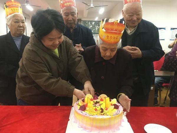 麗水市利宏養(yǎng)老院舉辦10月長者生日會(huì)