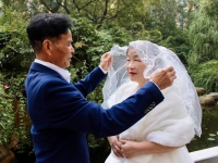 5對金婚老人喜拍婚紗照