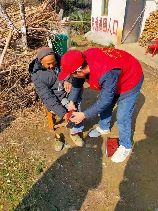 太湖北中愛心團隊開展慰問老人“暖冬活動”