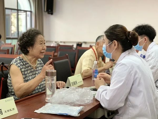 頤福樂園聯(lián)合國藥葛洲壩中心醫(yī)院開展老年口腔健康教育講座及義診活動