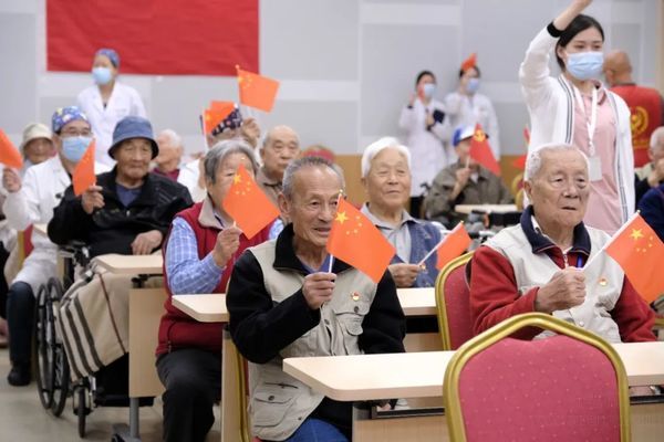 重陽(yáng)敬老月丨幸福頤養(yǎng)護(hù)理院舉行《歌聲中的黨史》主題黨建活動(dòng)