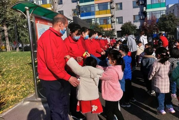 西安市灃東新城老年服務中心 | 感恩有你，愛心互動