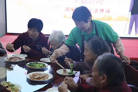 愛(ài)滿重陽(yáng)節(jié)情暖老人心