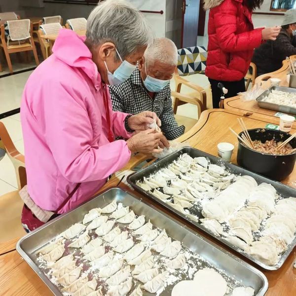 佛山天福養(yǎng)老社區(qū)冬至包餃子 冬日里幸福洋溢