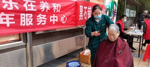 服務(wù)社區(qū)健康行|愛心公益進社區(qū)，貼心服務(wù)暖民心