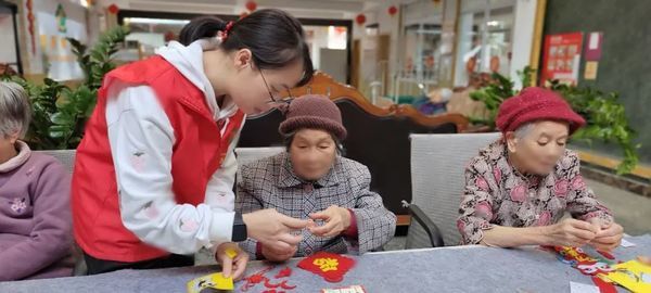 佛山市禪城區(qū)康頤養(yǎng)老院——DIY新年掛飾制作活動