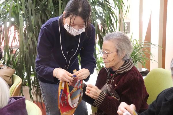 西安曲江老年公寓歡慶女神節(jié)，讓晚年生活如花絢爛！