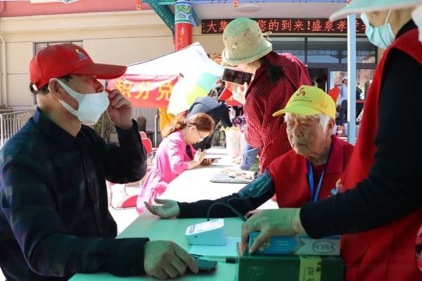 盛泉孝愛老年大學(xué)“公益大集·跳蚤市場”活動成功舉辦