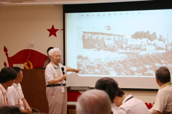 黃建華爺爺講述抗美援朝期間戰(zhàn)斗的艱苦和軍人頑強的意志