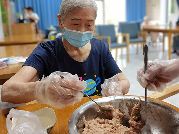 老年人包餃子快樂無窮——成都天府新區(qū)養(yǎng)老院