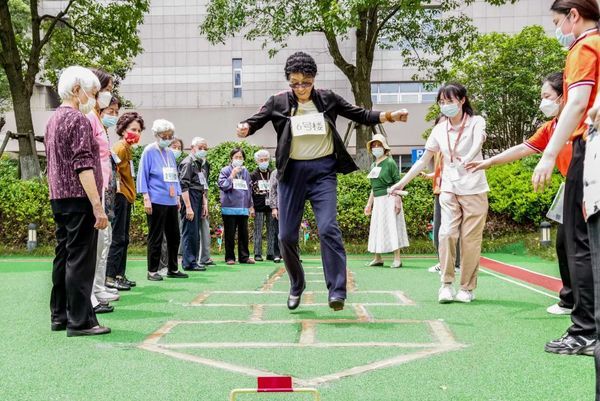 10歲小外孫女的泰康之家養(yǎng)老社區(qū)一日游，直呼：“太羨慕外公外婆了！”