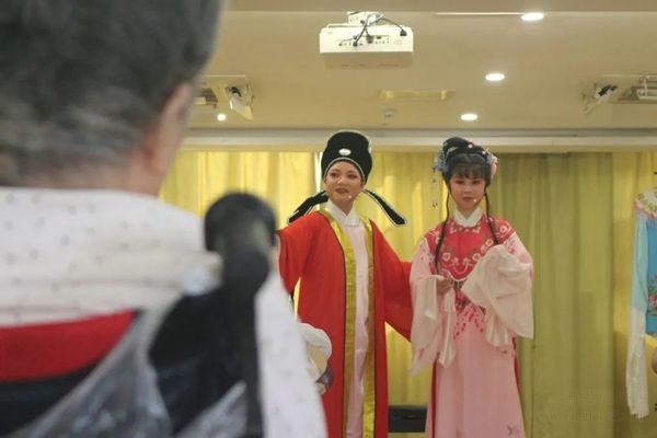 【萬頤養(yǎng)老】越劇團、助浴師、收納師、茶藝師……走近不同職業(yè)，遇見不一樣的人生