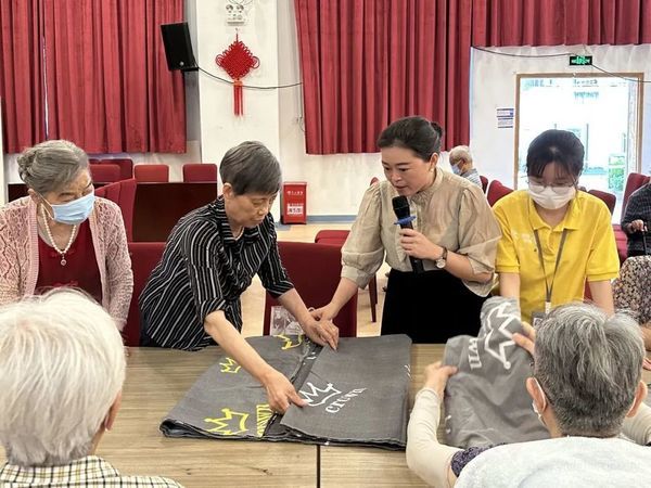 【萬頤養(yǎng)老】越劇團、助浴師、收納師、茶藝師……走近不同職業(yè)，遇見不一樣的人生