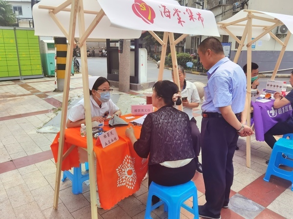 椿萱茂·頤天護理院暖心公益為民服務，雙虹社區(qū)致謝送錦旗