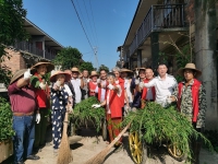 二工區(qū)支部組織黨員群眾開展“美化環(huán)境為七一獻(xiàn)禮”主題黨日活動(dòng)