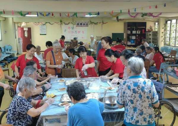 深圳晚晴苑養(yǎng)護院舉辦包餃子活動，長者們樂在其中