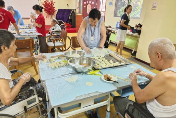 深圳晚晴苑養(yǎng)護院舉辦包餃子活動，長者們樂在其中